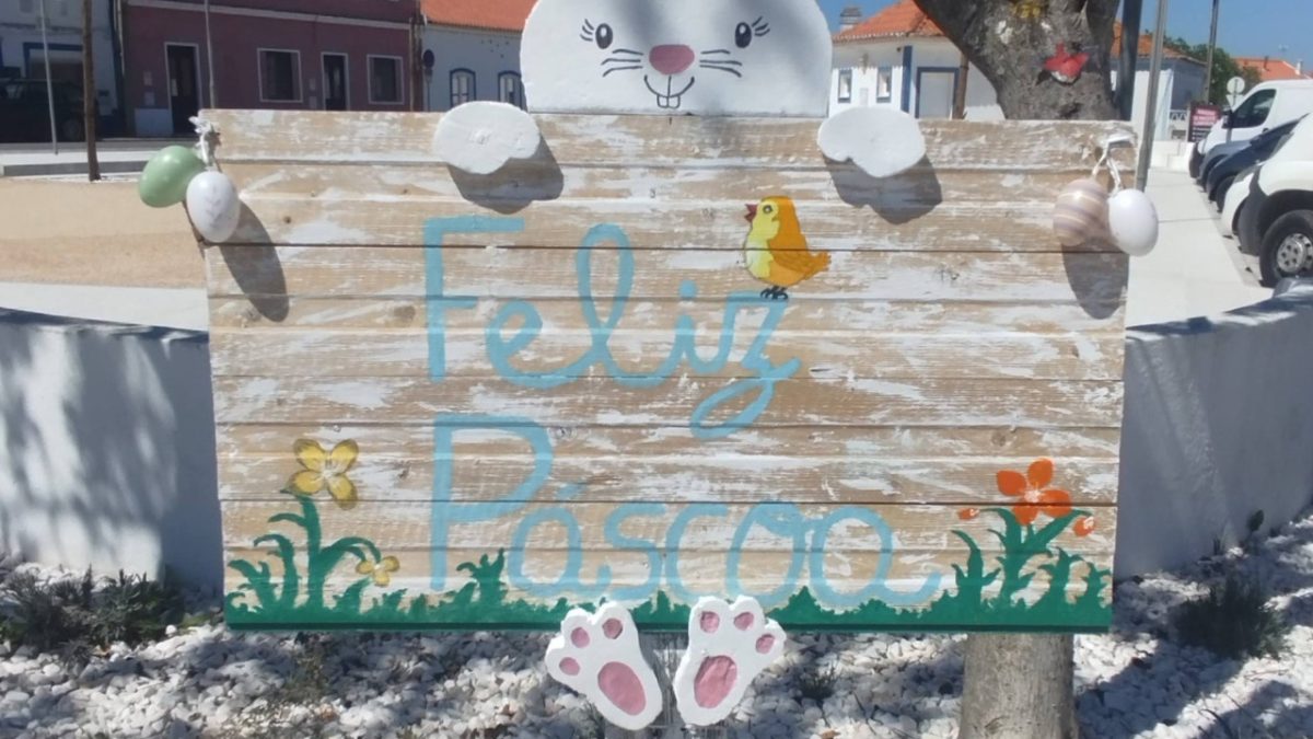 Decorações de Páscoa no largo